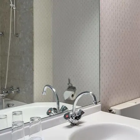 ان اتش أمستردام مطار سخيبول فندق 4*